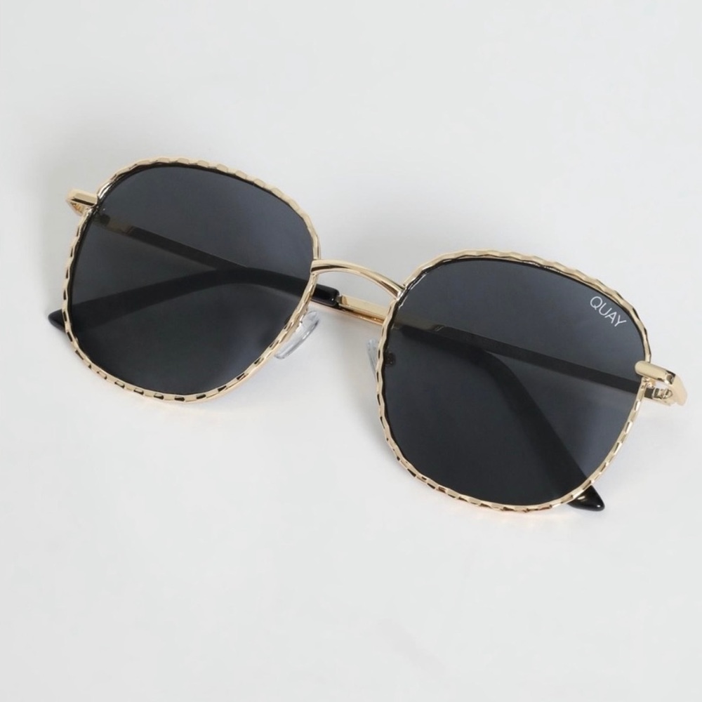 QUAY AUSTRALIA Jezabell Twist Oversized Classic Sunglasses in Gold/Smoke